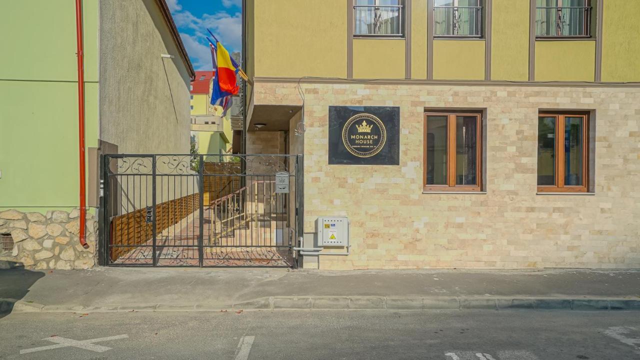 Отель Monarch House Брашов Экстерьер фото
